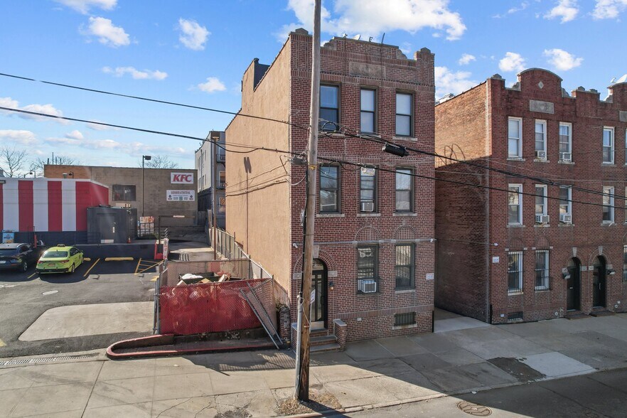 4326 58th St, Woodside, NY à vendre - Photo de l’immeuble – Image 3 sur 11