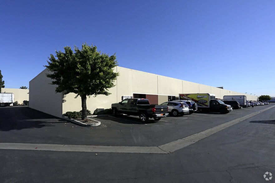 1081 N Shepard St, Anaheim, CA à louer - Photo de l’immeuble – Image 3 sur 6