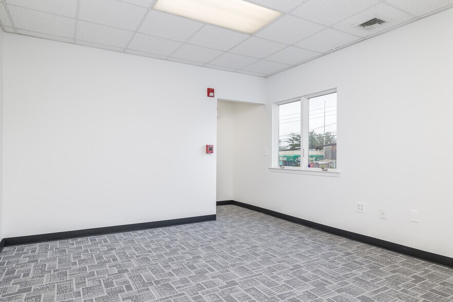 2400 Hempstead Tpke, East Meadow, NY à louer - Photo intérieure – Image 3 sur 11