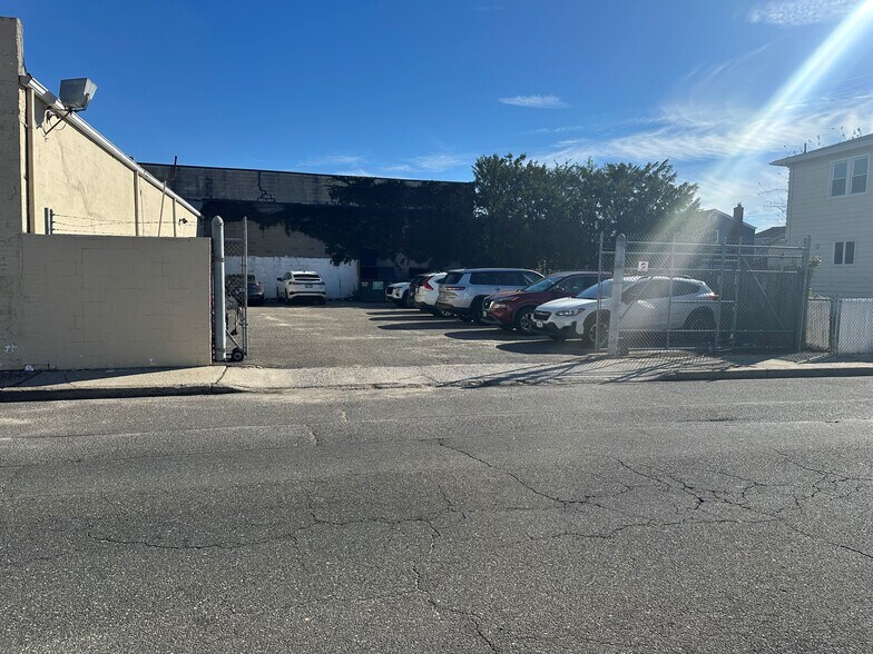 333 Hempstead Tpke, Elmont, NY à vendre - Photo de l’immeuble – Image 3 sur 4