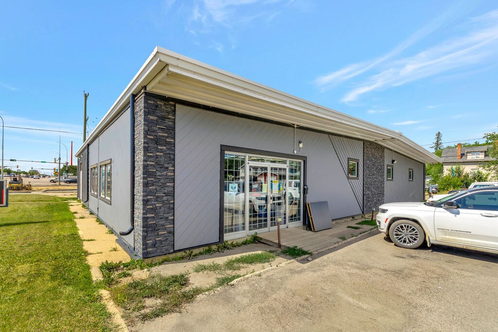 4818 44 st, Lloydminster, SK à louer Photo de l’immeuble– Image 1 sur 12