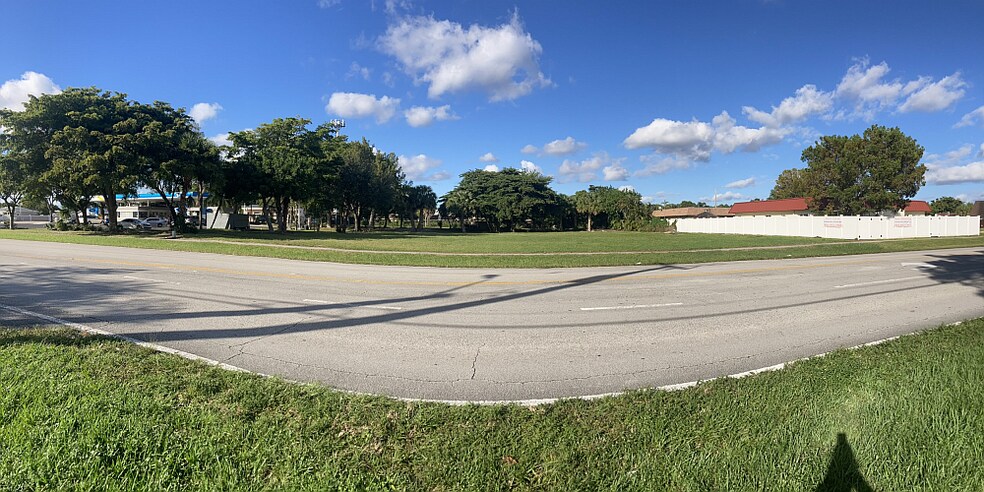 1051 SW 80th Ave, North Lauderdale, FL à vendre - Photo de l’immeuble – Image 3 sur 11