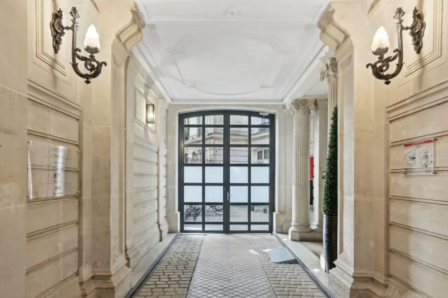 2 Avenue De Messine, Paris à louer - Photo de l’immeuble – Image 2 sur 9