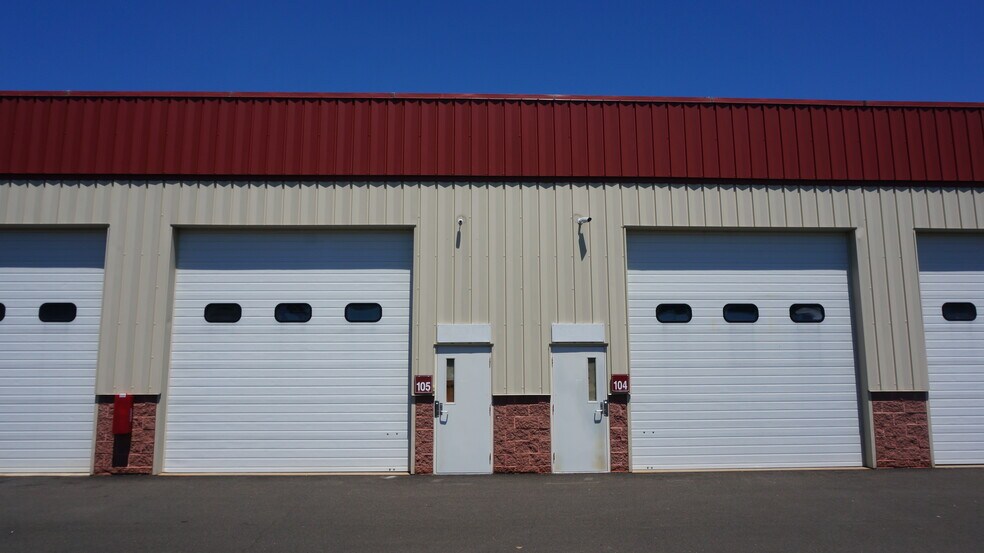 200 Old County Cir, Windsor Locks, CT à louer - Photo de l’immeuble – Image 2 sur 13