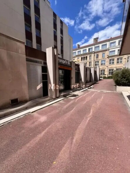 Local commercial dans Paris à louer - Photo de l’immeuble – Image 2 sur 3