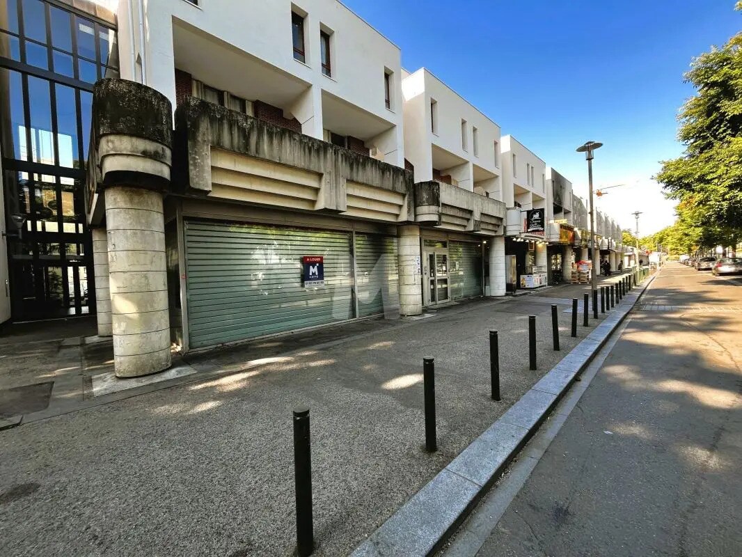 Local commercial dans Évry-Courcouronnes à louer Photo de l’immeuble– Image 1 sur 8