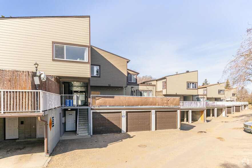 107 Hillcrest Pl, Edmonton, AB à vendre - Photo de l’immeuble – Image 2 sur 4