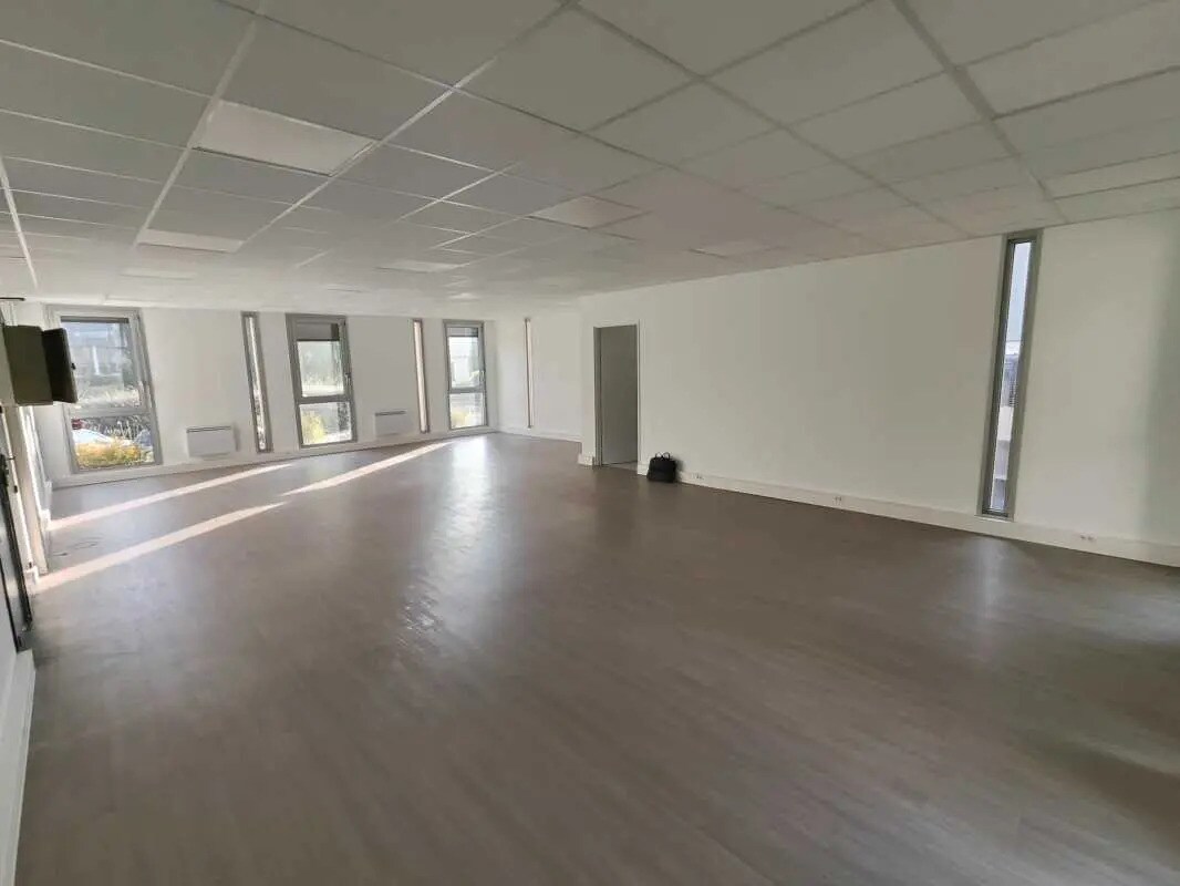 8 Rue Des Frères Caudron, Vélizy-Villacoublay, YVE 78140 - Lot 03 - - Photo intérieure - Image 2 of 2