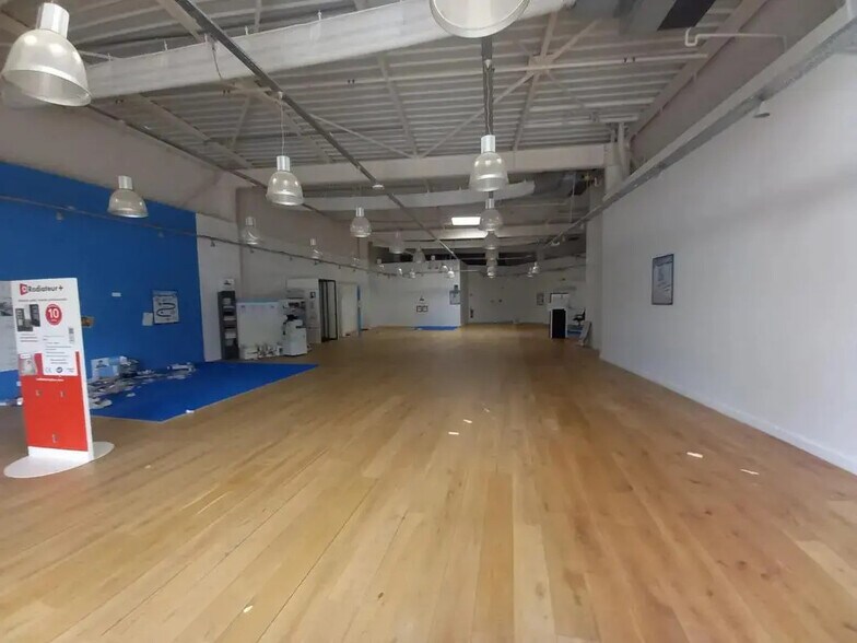 Industriel/Logistique dans Maurepas à louer - Photo de l’immeuble – Image 3 sur 7