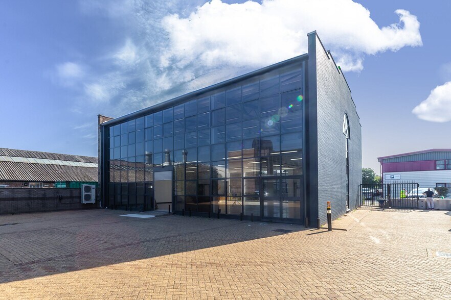 Oakcroft Rd, Chessington à louer - Photo de l’immeuble – Image 2 sur 3