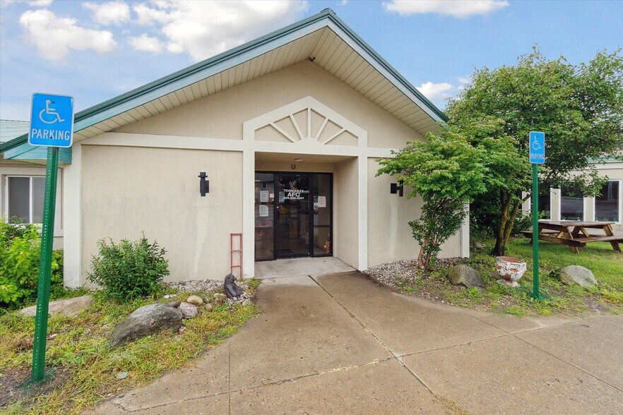 1380 E Main St, Edmore, MI à vendre - Photo principale – Image 1 sur 43