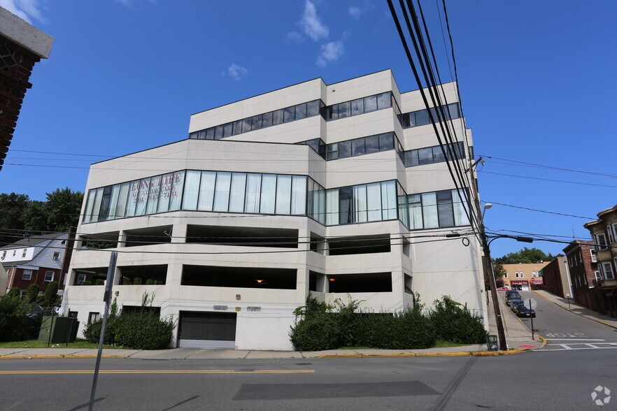 596 Anderson Ave, Cliffside Park, NJ à louer - Photo de l’immeuble – Image 2 sur 12
