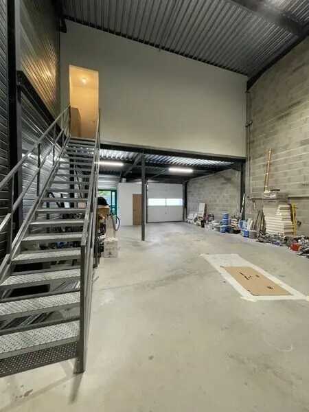 Local d’activités dans Mions à louer Photo de l’immeuble– Image 1 sur 7