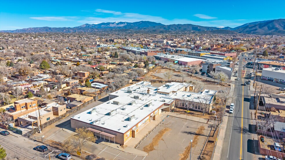 1625 Paseo de Peralta, Santa Fe, NM à vendre - Photo de l’immeuble – Image 2 sur 12