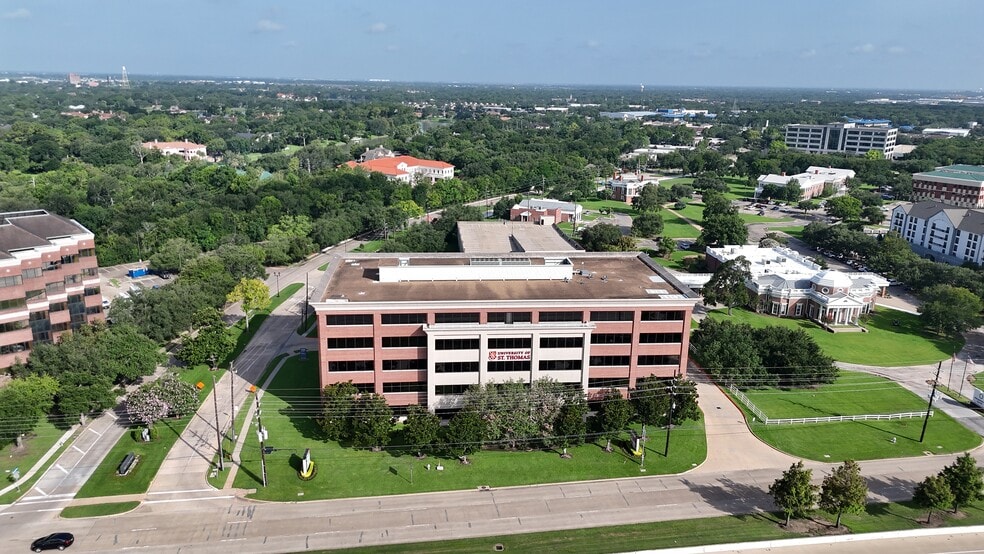 14090 Southwest Fwy, Sugar Land, TX à louer - Photo de l’immeuble – Image 2 sur 8
