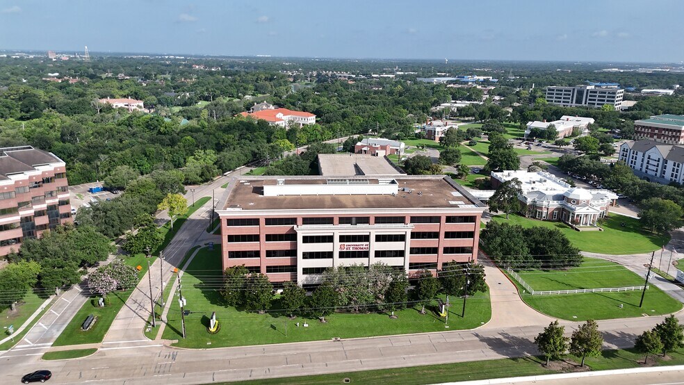 14090 Southwest Fwy, Sugar Land, TX à louer - Photo de l’immeuble – Image 3 sur 10