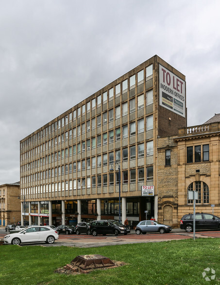 Wakefield Rd, Dewsbury à louer - Photo principale – Image 1 sur 12