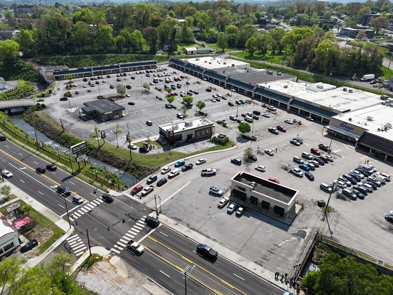 The Broadway Shopping Center portefeuille de 5 biens à vendre sur LoopNet.fr - Photo principale – Image 1 sur 3