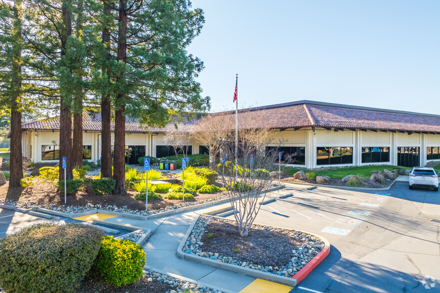 151 Blue Ravine Rd, Folsom, CA à vendre - Photo de l’immeuble – Image 1 sur 9