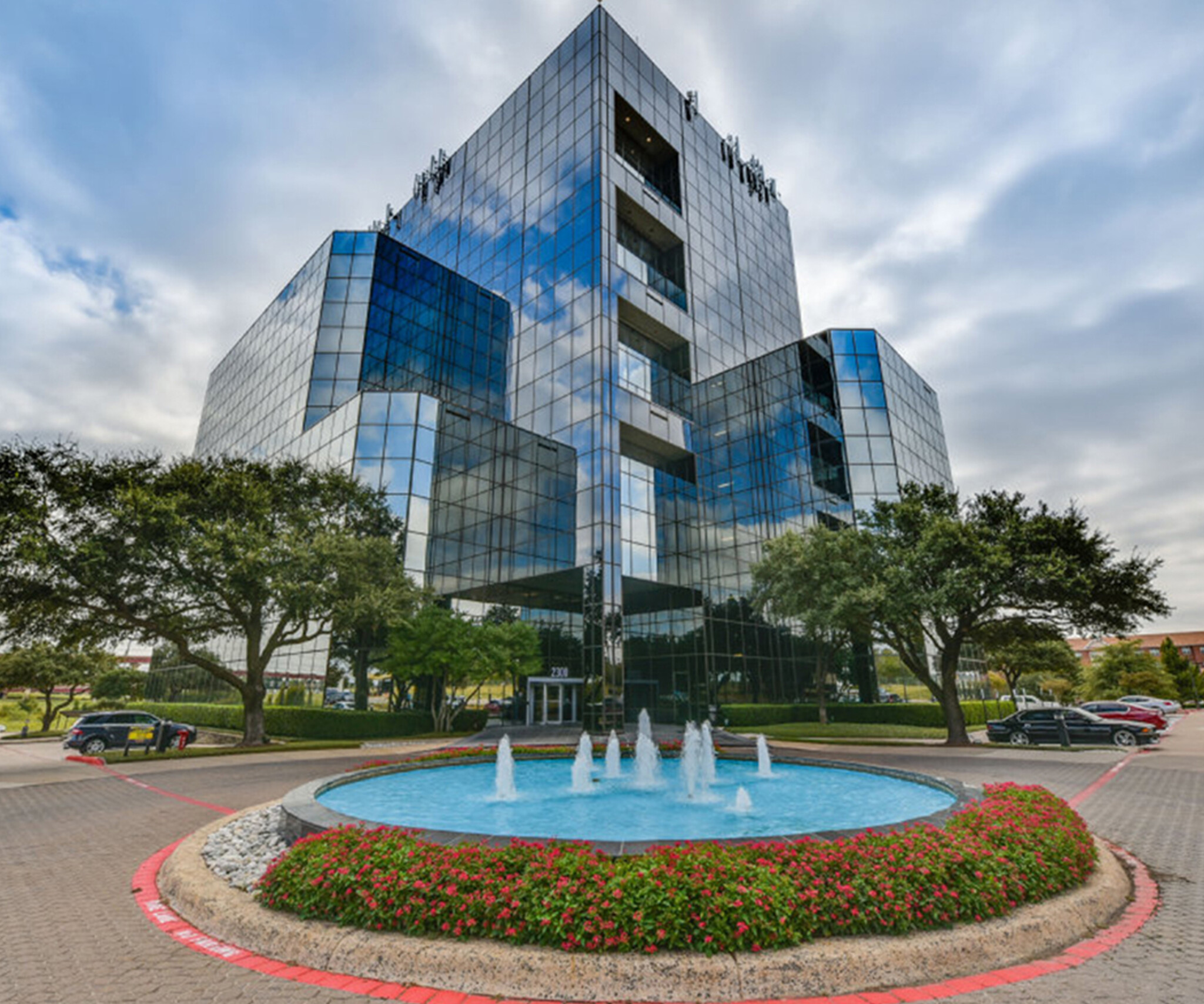 2300 Valley View Ln, Irving, TX à louer Photo de l’immeuble– Image 1 sur 7