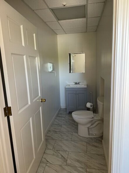 693 E Central St, Franklin, MA à louer - Photo de l’immeuble – Image 2 sur 11