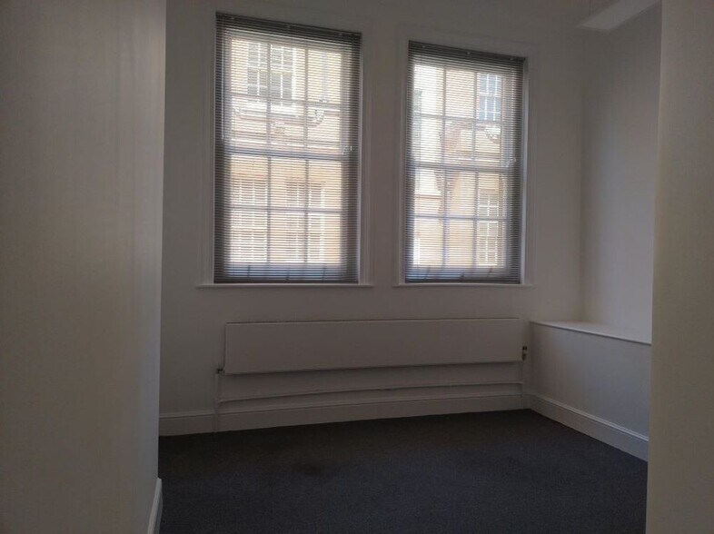 3 Bluecoats Ave, Hertford à louer - Photo de l’immeuble – Image 2 sur 2