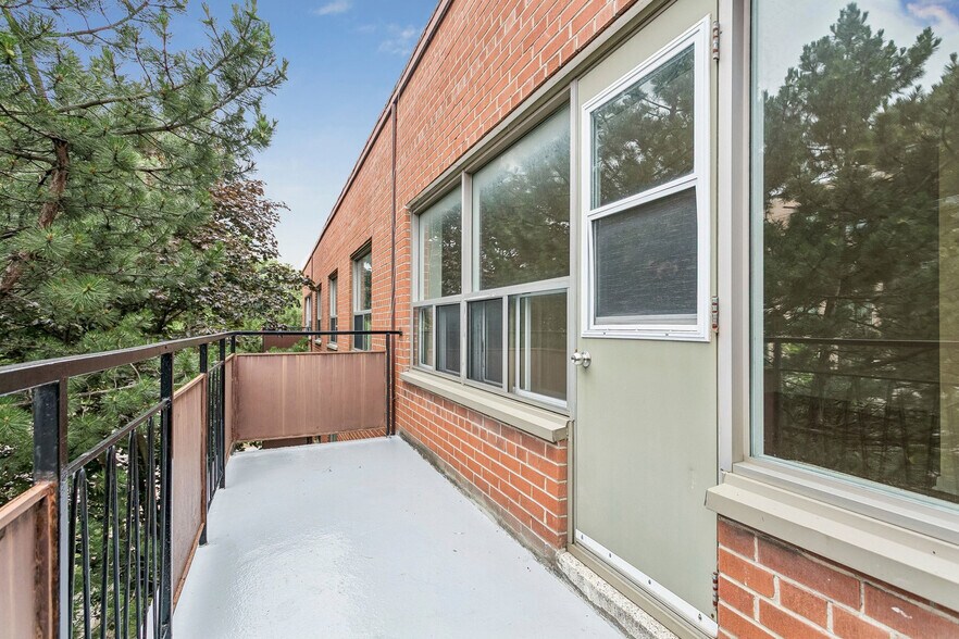 391 Major Mackenzie Dr E, Richmond Hill, ON à vendre - Photo de l’immeuble – Image 3 sur 13