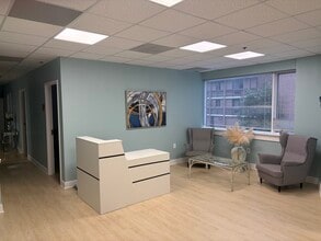 208 Elden St, Herndon, VA à louer Photo intérieure– Image 1 sur 5