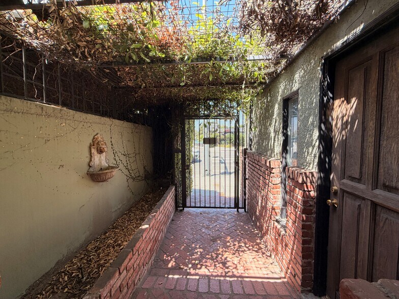 11696 Ventura Blvd, Studio City, CA à louer - Photo de l’immeuble – Image 2 sur 5