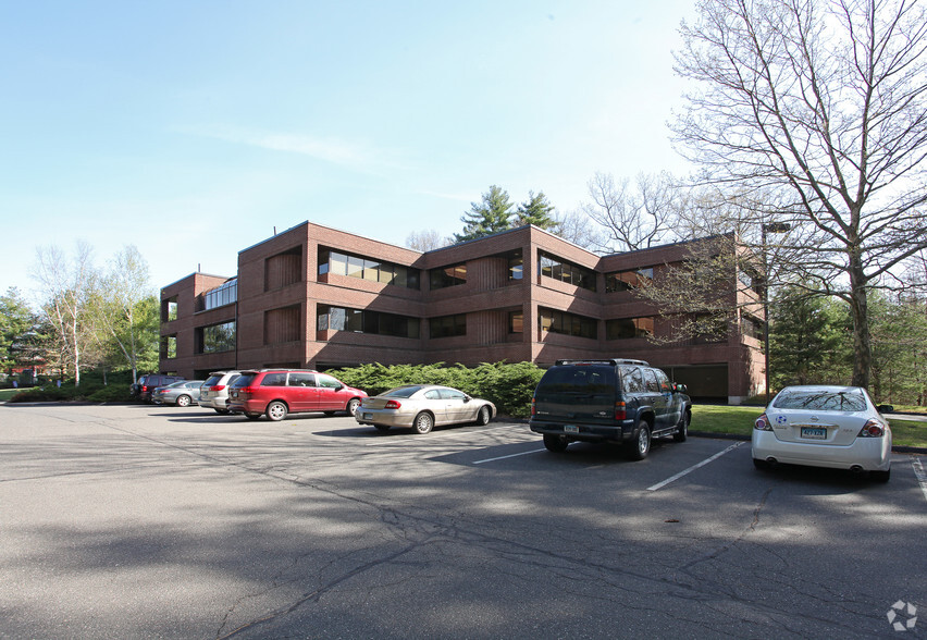 34 Dale Rd, Avon, CT à louer - Photo de l’immeuble – Image 2 sur 5