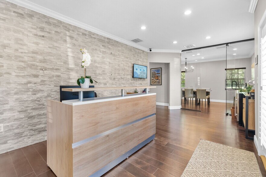 8471-8473 W Linebaugh Ave, Tampa, FL à louer - Photo de l’immeuble – Image 2 sur 27
