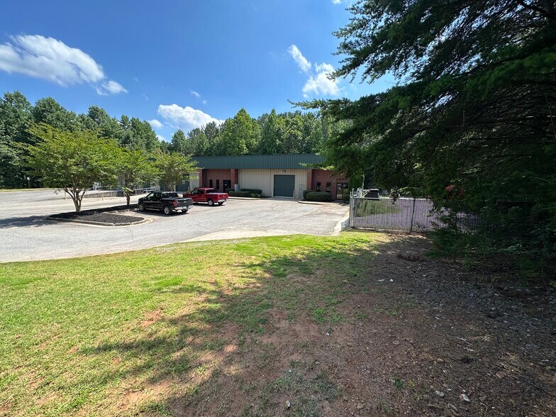 4480 N Industrial Dr, Cumming, GA à louer - Photo de l’immeuble – Image 2 sur 8