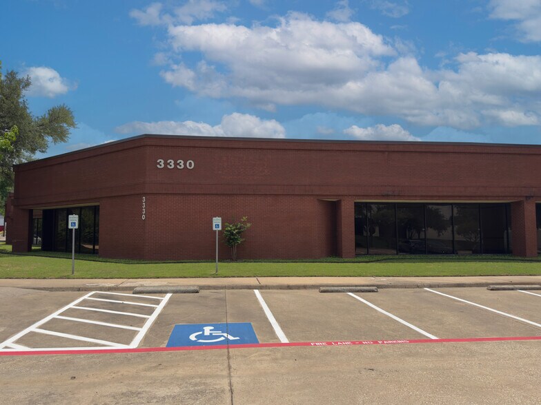 3330 Earhart Dr, Carrollton, TX à louer - Photo de l’immeuble – Image 2 sur 3