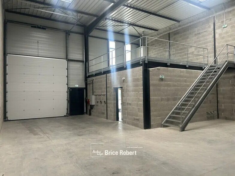 Bureau dans Saint-Bonnet-de-Mure à louer - Photo de l’immeuble – Image 3 sur 7