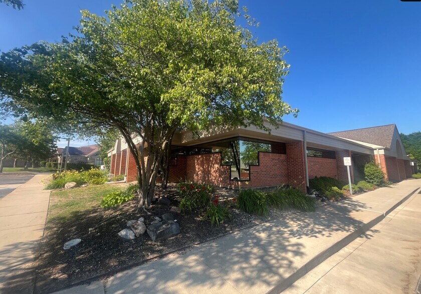 595 Barclay Cir, Rochester Hills, MI à vendre - Photo de l’immeuble – Image 2 sur 5