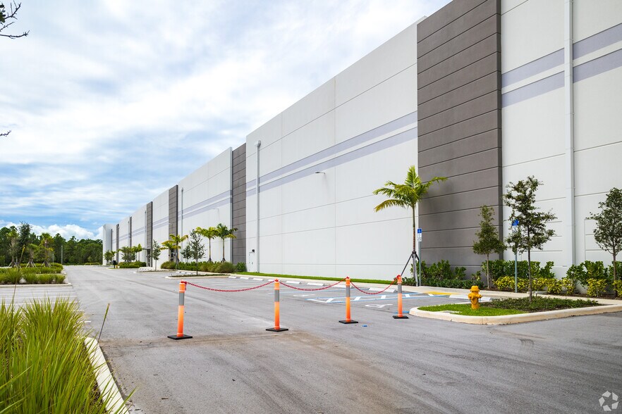 15430 Corporate Rd N, Jupiter, FL à louer - Photo de l’immeuble – Image 2 sur 10