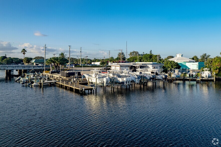 Retail & 13 Boat Marina | 631 Northlake portefeuille de 2 biens à vendre sur LoopNet.fr - Photo de l’immeuble – Image 3 sur 18