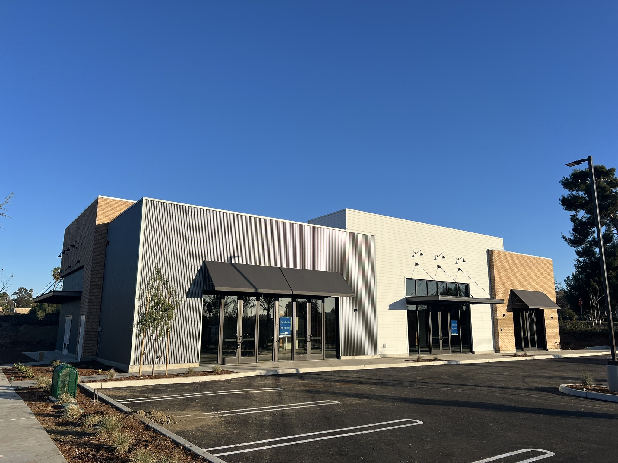 485 Hacienda Dr, Vista, CA à louer Photo de l’immeuble– Image 1 sur 1