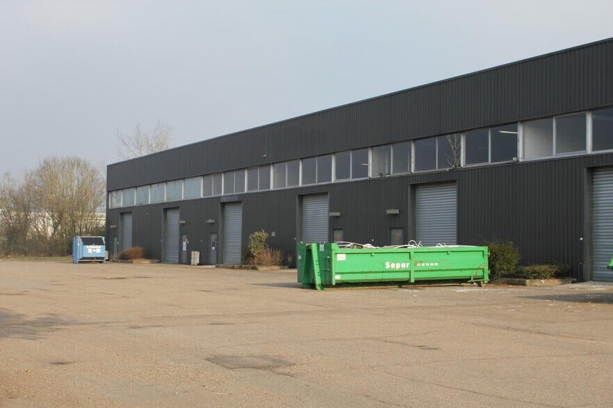 30 Rue Des Osiers, Coignières à louer - Photo de l’immeuble – Image 3 sur 5