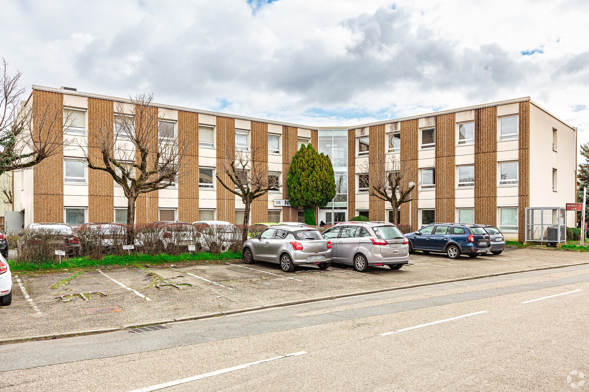 136 Chemin Du Moulin Carron, Écully à louer Photo principale– Image 1 sur 17