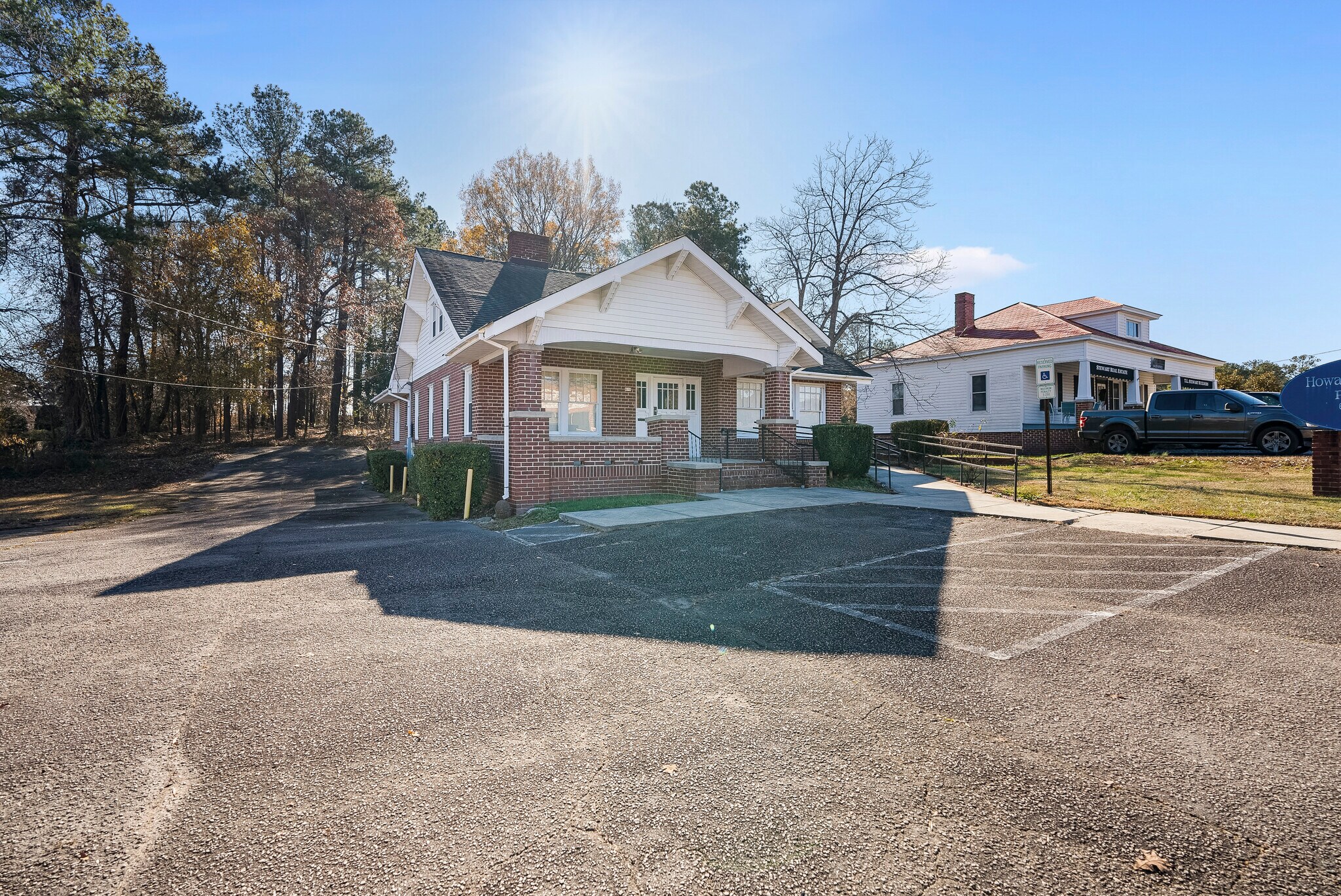 611 Carthage St, Sanford, NC à louer Photo principale– Image 1 sur 50