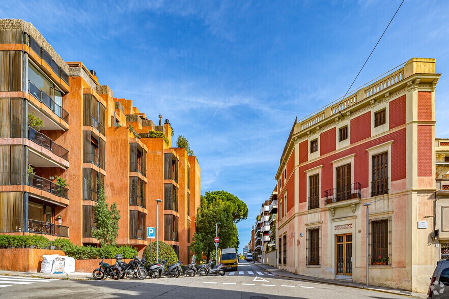 Immeuble residentiel dans Barcelone, Barcelona à vendre - Photo de l’immeuble – Image 1 sur 2