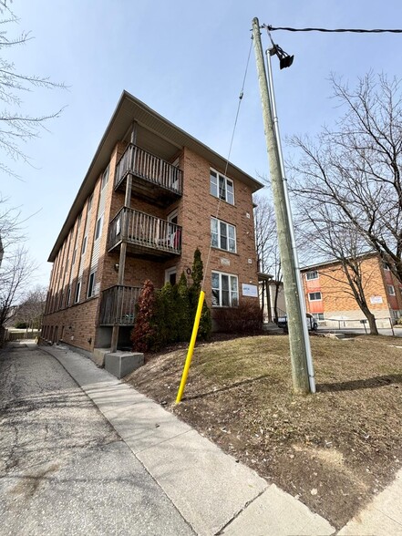 347 Spruce St, Waterloo, ON à vendre - Photo de l’immeuble – Image 1 sur 9
