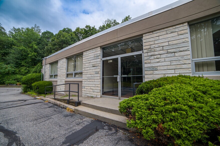 40 Radio Circle Dr, Mount Kisco, NY à louer - Photo de l’immeuble – Image 2 sur 22