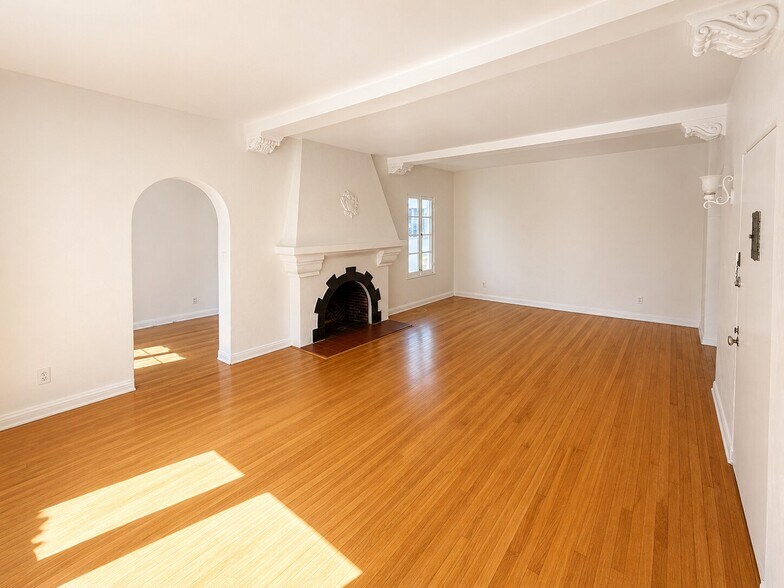 1232 Smithwood Dr, Los Angeles, CA à vendre - Photo de l’immeuble – Image 2 sur 32