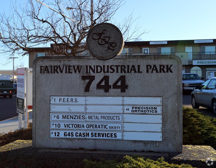 744 Fairview Rd, Esquimalt, BC à louer - Photo de l’immeuble – Image 2 sur 7