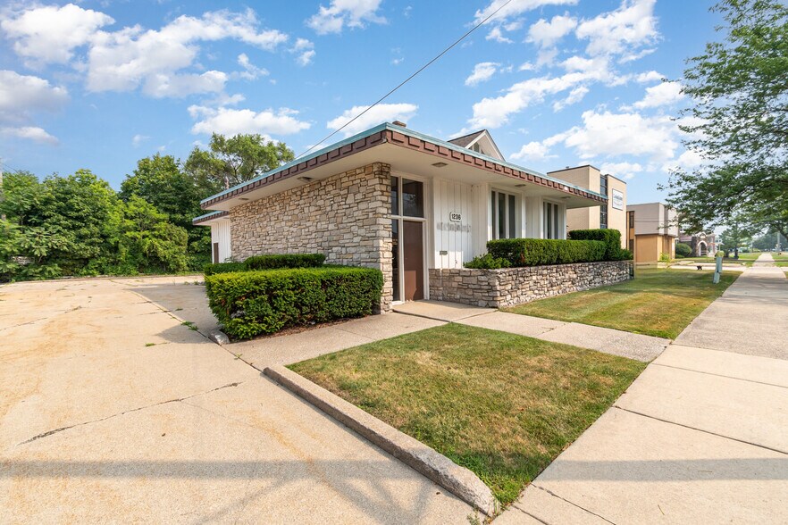 1236 N Michigan Ave, Saginaw, MI à vendre - Photo de l’immeuble – Image 2 sur 15