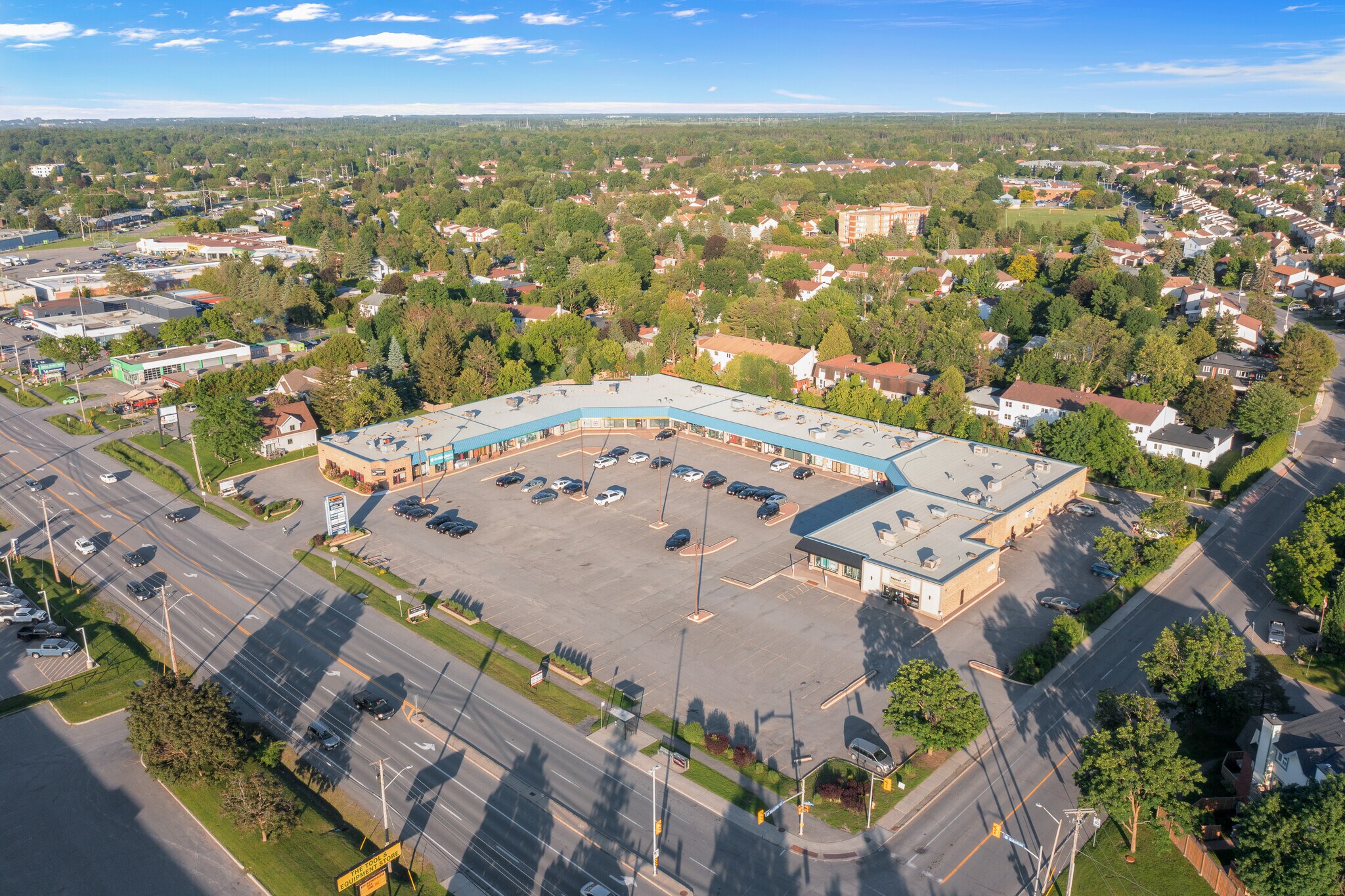2190-2194 Robertson Rd, Ottawa, ON à louer Photo de l’immeuble– Image 1 sur 8