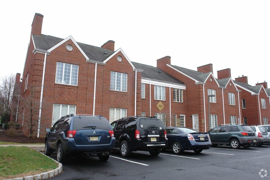 712-724 Courtyard Dr, Hillsborough, NJ à vendre - Photo de l’immeuble – Image 2 sur 32