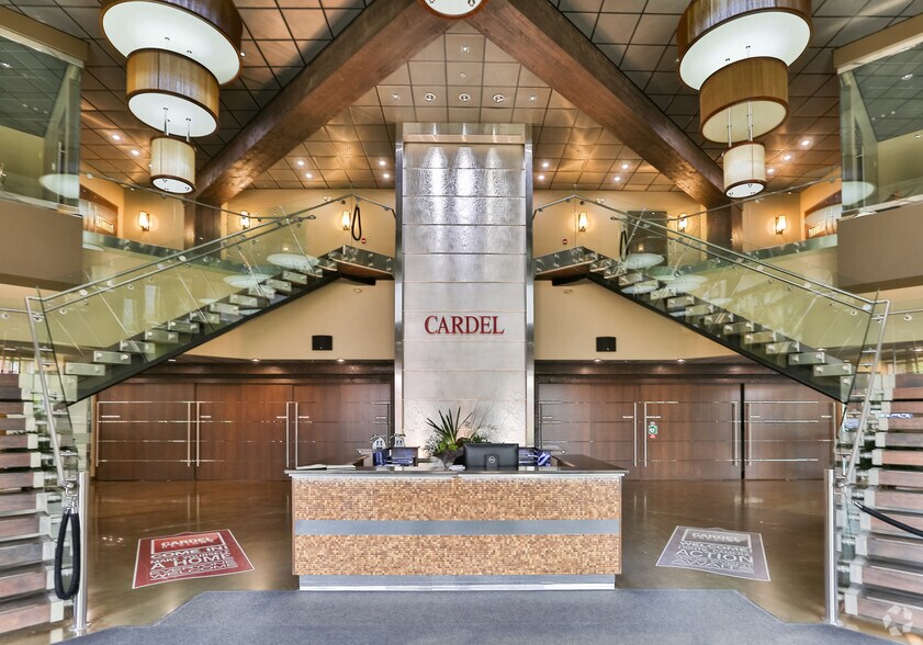 180 Quarry Park Blvd SE, Calgary, AB à louer - Hall d’entrée – Image 2 sur 11